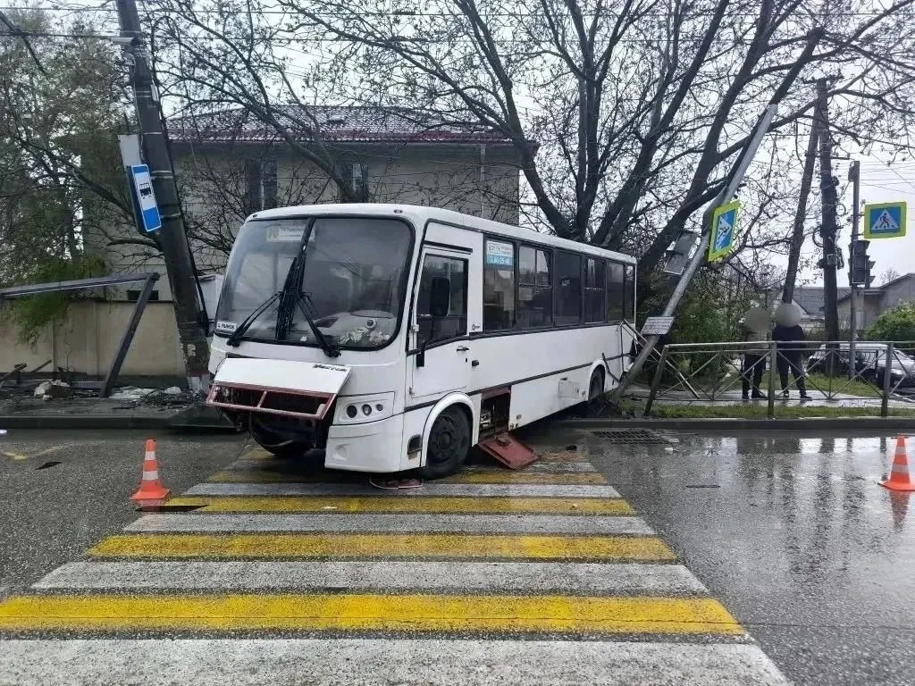 В Симферополе автобус сбил стоявшую на остановке 48 летнюю женщину Авария произошла около 7 10 Мужчина 1965 года рождения ехал за рулем автобуса по улице Кечкеметской В районе дома 121 водитель допустил неконтролируемый занос Из за этого автобус врезался в остановку а затем в металлическое ограждение и опору светофора В результате ДТП пострадала 48 летняя женщина Она находилась на остановке Пострадавшую увезли в больницу Подписывайся на truekpcrimea Наш канал в MAX