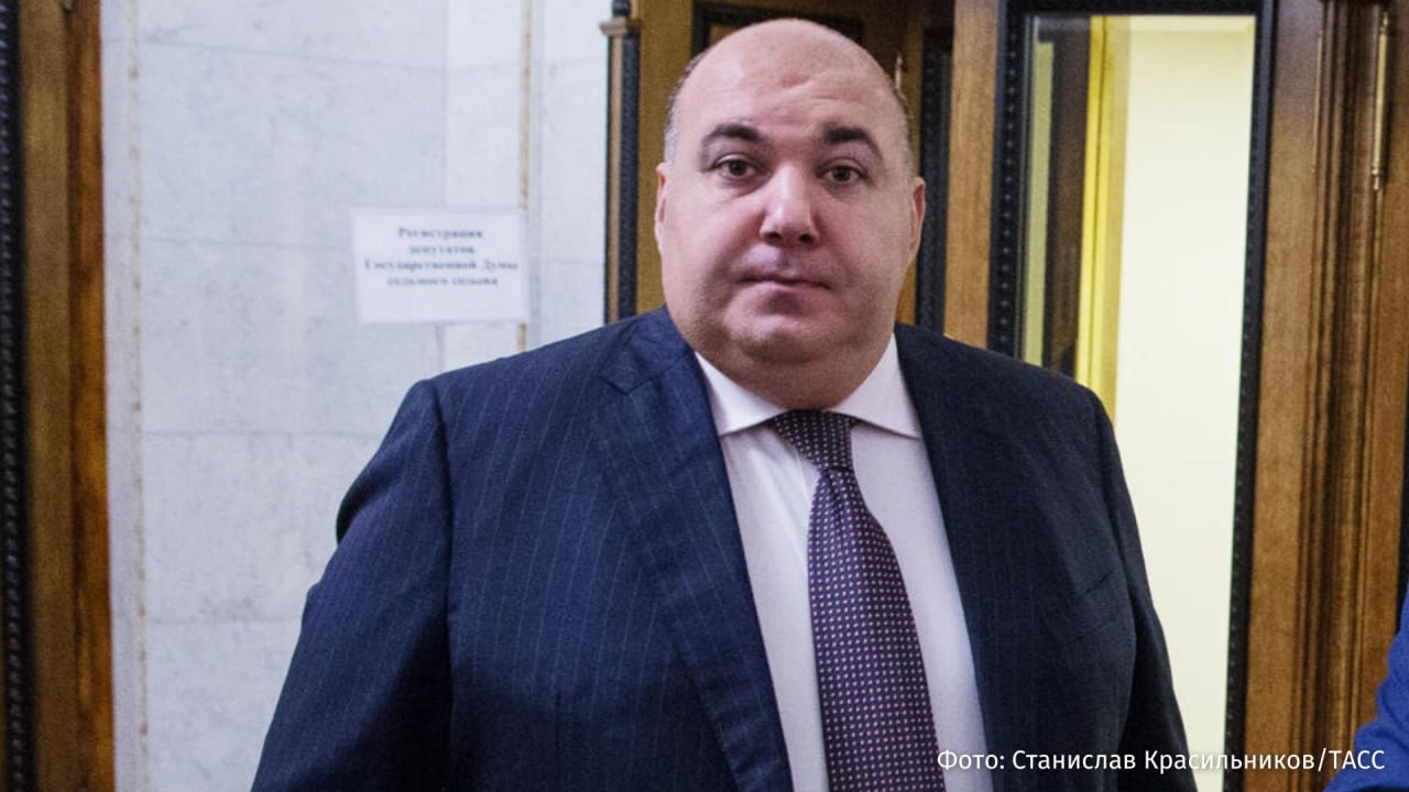 Бывшего депутата Госдумы Юрия Напсо объявили в розыск по подозрению в уголовном преступлении следует из базы розыска МВД В апреле 2025 года Госдума лишила его мандата за систематические прогулы заседаний Комиссия установила что с 2023 года он регулярно отсутствовал без уважительных причин По данным РЕН ТВ Напсо также подозревается в изнасиловании помощницы однако он это отрицает Депутата выселили из служебной квартиры в Москве Основанием для выселения стало лишение Напсо депутатских полномочий РЕН ТВ в Telegram в MAX