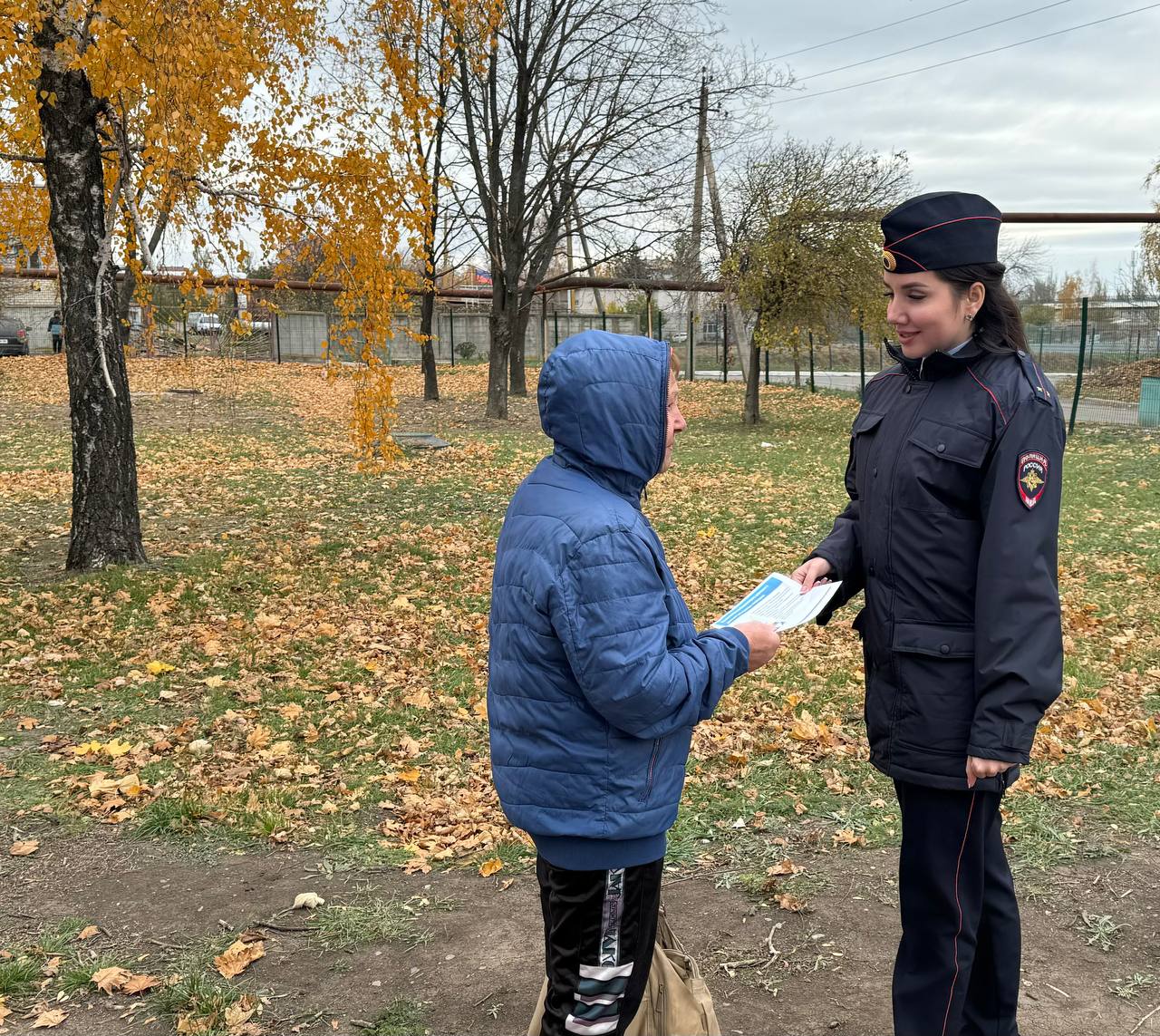 ‍ Сотрудники ГИБДД провели беседу с пожилыми гражданами    В целях предупреждения ДТП с участием пешеходов пожилого возраста сотрудники ОГИБДД ОМВД России «Тельмановское» провели беседы с гражданами старшей возрастной категории.    В ходе мероприятия сотрудники полиции напомнили о необходимости неукоснительно соблюдать Правила дорожного движения, проявлять на дороге предельную концентрацию, действовать неторопливо, всегда следовать алгоритму безопасного перехода проезжей части.   Кроме того, госавтоинспекторы разъяснили пожилым людям важность использования световозвращающих элементов в тёмное время суток и в условиях недостаточной видимости.    В завершение беседы каждый участник получил от сотрудников ГИБДД информационную памятку для пешеходов.    Госавтоинспекция призывает водителей проявлять вежливость и понимание по отношению к пожилым гражданам, а также строго соблюдать ПДД, особенно вблизи пешеходных переходов.