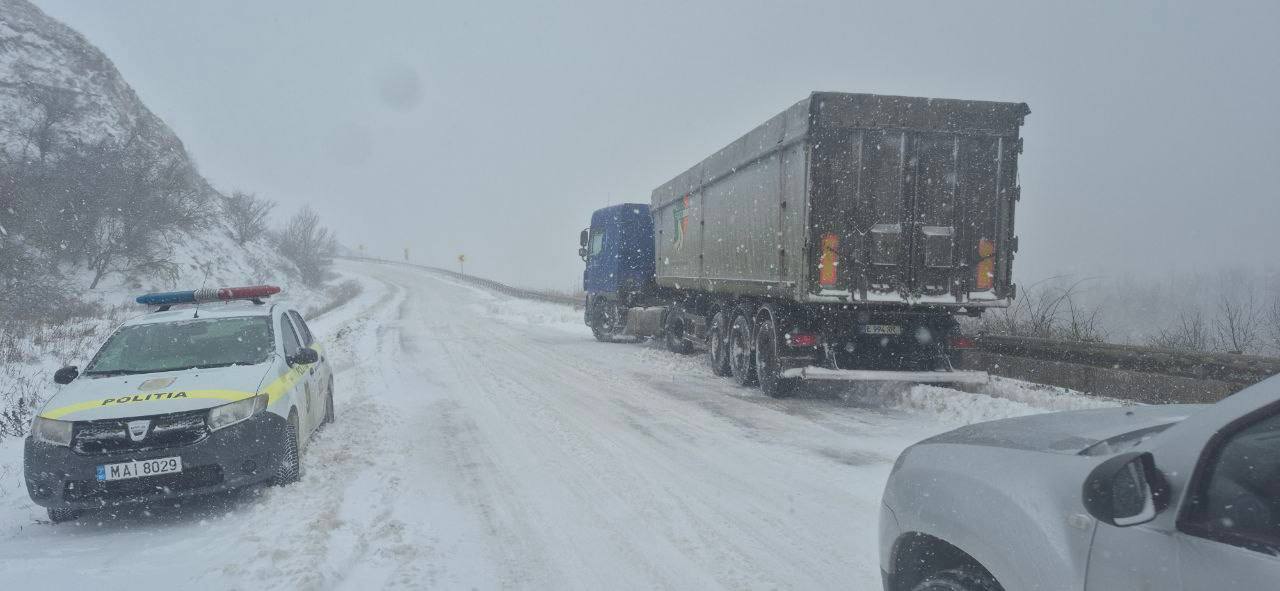Внимание водители движение фур на КПП Скуляны и Леушены временно приостановлено Полиция просит водителей соблюдать указания патрульных находящихся на месте и проявлять повышенную осторожность