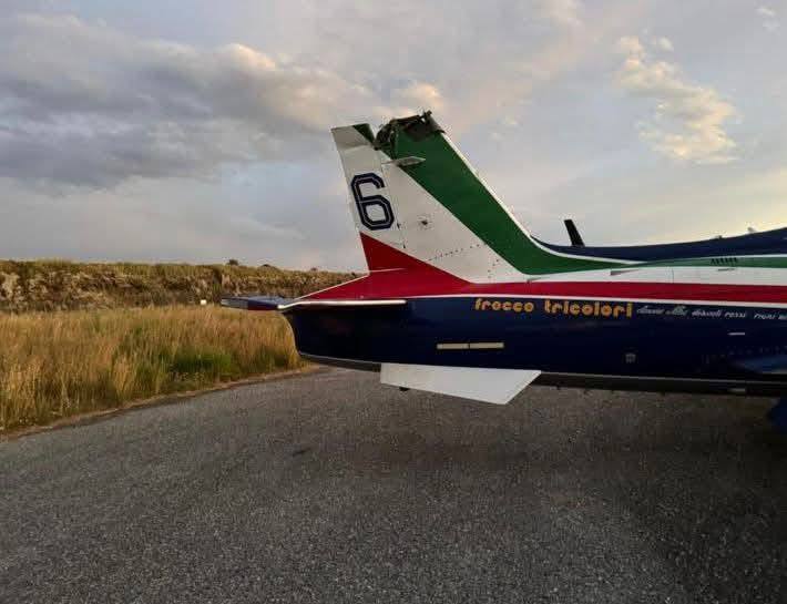 Frecce Tricolori: последствия столкновения в воздухе 6 мая 2025 года во время показательного выступления на авиашоу на острове Пантеллерия в Италии произошло авиационное происшествие с участием трёх самолётов пилотажной группы Frecce Tricolori ВВС Италии. По неизвестным пока причинам один из самолётов MB-339 группы столкнулся с двумя другими. В результате все три самолёта с номерами 6, 8 и 9 получили существенные повреждения. Демонстрируя профессионализм, все пилоты благополучно приземлились, на земле никто не пострадал. Самолёт под номером 8 совершил аварийную посадку — судя по видео с невышедшей передней стойкой шасси, и выкатился за её пределы. AviaNews