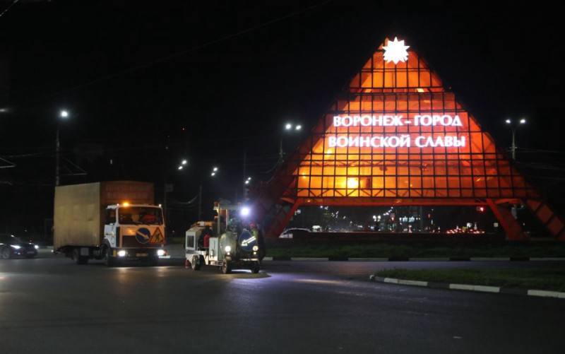 В Воронеже на Московском проспекте начали наносить дорожную разметку Мэр Воронежа Сергей Петрин в своем телеграм-канале сообщил, что в минувшие выходные начались работы по нанесению дорожной разметки на Московском проспекте. На этом участке уже завершена полная замена асфальтового покрытия и проведены контрольные мероприятия, подтверждающие качество выполненных работ. Благоприятные погодные условия позволили подрядчику перейти к следующему этапу — нанесению осевых разделительных линий. Эти работы проводятся в дни, когда дождя нет, чтобы обеспечить необходимую точность и качество. Нанесение разметки осуществляется с использованием термопластика и спецмашины, что гарантирует правильное расположение полос движения и безопасность на дороге. В ходе работ также началось обозначение рядности, пешеходных переходов и других важных элементов дорожной инфраструктуры.