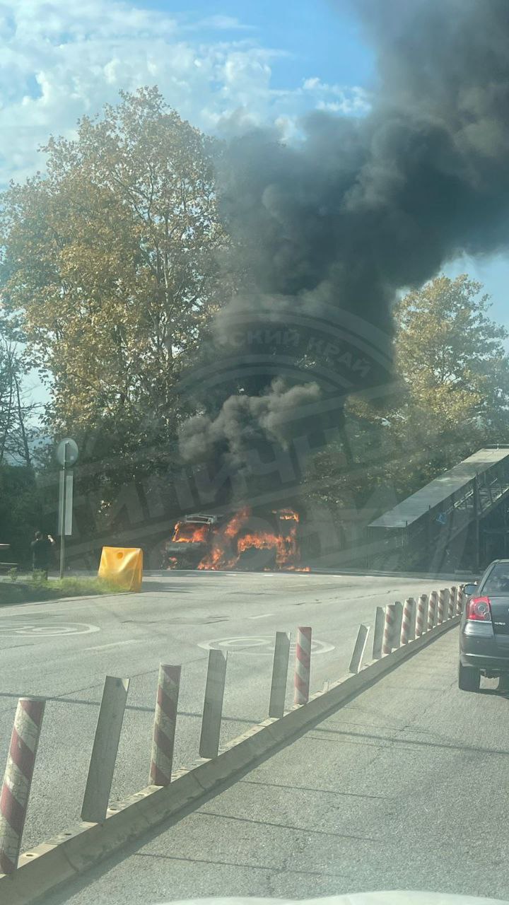 В Дагомысе дотла сгорел автобус  На улице Батумское шоссе, около остановки «Нижняя Шаумяновка» в сторону центра города горит транспортное средство. Оно полностью объято огнём, но экстренные службы рядом не видно.   О пострадавших информации не поступало.