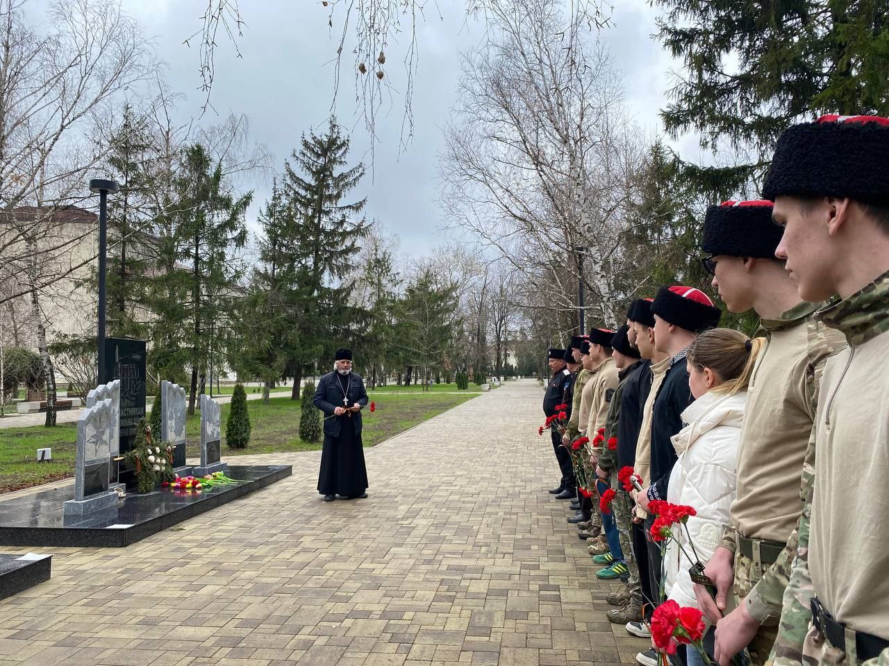 Сохраняя память  Казаки Брюховецкого РКО во главе с заместителем главы муниципалитета, атаманом Евгением Самарским и казачья молодежь почтили память казаков и земляков, погибших в боях за Родину. Церемонию возложения цветов приурочили ко Дню воссоединения Крыма с Россией.  На мероприятии к собравшимся обратился настоятель местного Свято-Троицкого храма иерей Игорь Сурмач. В 2014 году он был районным атаманом и возглавлял отряд  брюховецких казаков-добровольцев, отправившихся на помощь крымчанам. Он поделился воспоминаниями о Крымской весне и рассказал об участии в этом событии казачества.  Кроме того, казаки почтили память погибшего на фронте атамана Переясловского хуторского общества Федора Чувилова. Он принимал участие в Крымской весне и сражался с неонацистами в зоне проведения спецоперации.  Казаки и казачья молодежь возложили цветы к памятнику воинам-интернационалистам в парке им. Юрия Гагарина станицы Брюховецкой, а также к могилам погибших в зоне СВО казаков.