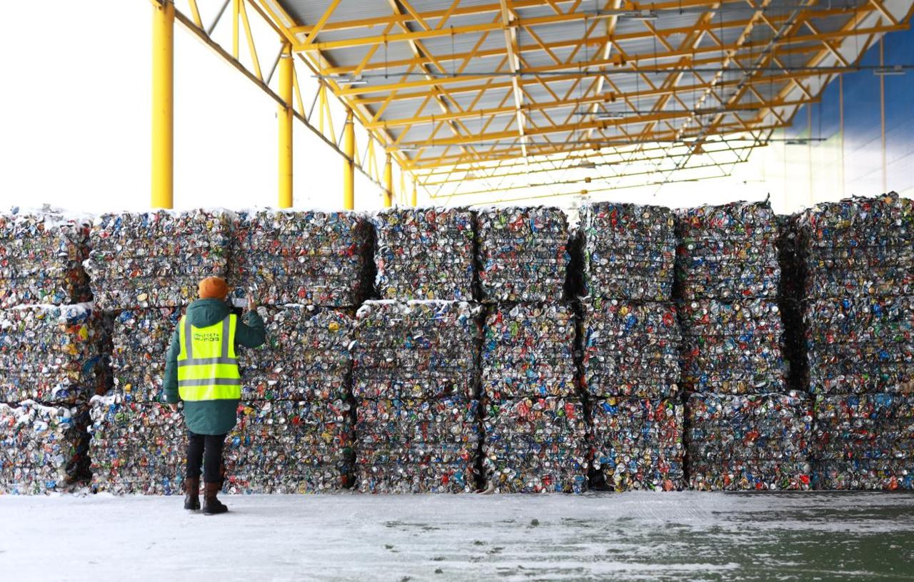 За два года в России собрали 21 5 млрд рублей экологического сбора с производителей товаров и упаковки В системе расширенной ответственности производителей в обращение выпущено более 34 млн тонн продукции и упаковки утилизации подлежало свыше 8 млн тонн фактически переработано около 4 47 млн тонн Обработано более 93 000 отчетностей К концу 2025 года в реестре утилизаторов числились 192 компании и 204 предприятия в 53 регионах с мощностью свыше 9 млн тонн переработки в год Экосбор направляют на развитие инфраструктуры утилизации и снижение нагрузки на природу К 2030 году планируется сортировать 100 ТКО и захоранивать не более 50