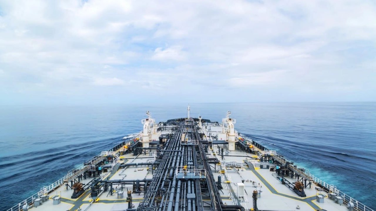 Выручка от морского экспорта нефти РФ упала до минимума за 2 года Стоимость морского экспорта нефти из РФ за четырех недельный период до 25 мая сократилась до минимума за два года. По данным Bloomberg, средний объем поставок составил 3,39 миллиона барр./сут., что на 10 тысяч барр./сут. меньше, чем за период до 18 мая. Но валовая стоимость этих грузов оказалась на самом низком уровне с апреля 2023 года. За семь дней до 25 мая 31 судно транспортировало 23,42 миллиона барр. нефти из РФ. К предыдущей неделе этот объем сократился с 23,79 миллиона бочек на 32 танкерах. Общая цена поставок упала на $20 млн -1% , до $1,26 миллиарда. YouTube sponsr.ru