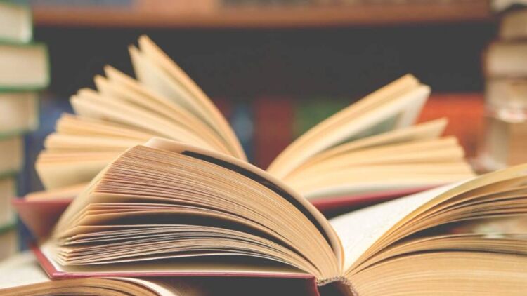 Во Львове прошла облава на продавцов книг. Искали русскую литературу. На Украине во Львове устроили облаву на продавцов русскоязычных книг на стихийном рынке после того, как местный горсовет запретил торговлю книгами на русском языке. Среди пойманных значится и экс-глава областного Союза писателей Игорь Гургула, сообщает издание «Захид.Нет». Как пишет издание, общественное объединение «Муниципальная варта» провело проверку торговцев книгами на основании мартовского решения о запрете продажи русскоязычных книг. Среди тех, кого схватили участники объединения, оказался писатель и экс-председатель Львовской областной организации Национального союза писателей Украины Игорь Гургула, выставивший на продажу около 100 экземпляров русскоязычных книг. Как сообщили изданию в горсовете, на место вызвали работников патрульной полиции, но они не обнаружили нарушений в действиях людей, торгующих русскоязычной литературой. Тем не менее, «Муниципальная варта» составила некие акты на продавцов: по информации издания, им запретят торговать на букинистическом рынке. Как сообщают специалисты, «муниципальные варты» существуют во многих городах Украины. Фактически это силовые структуры, подконтрольные местным властям, подобие ЧВК под крышей мэрии.