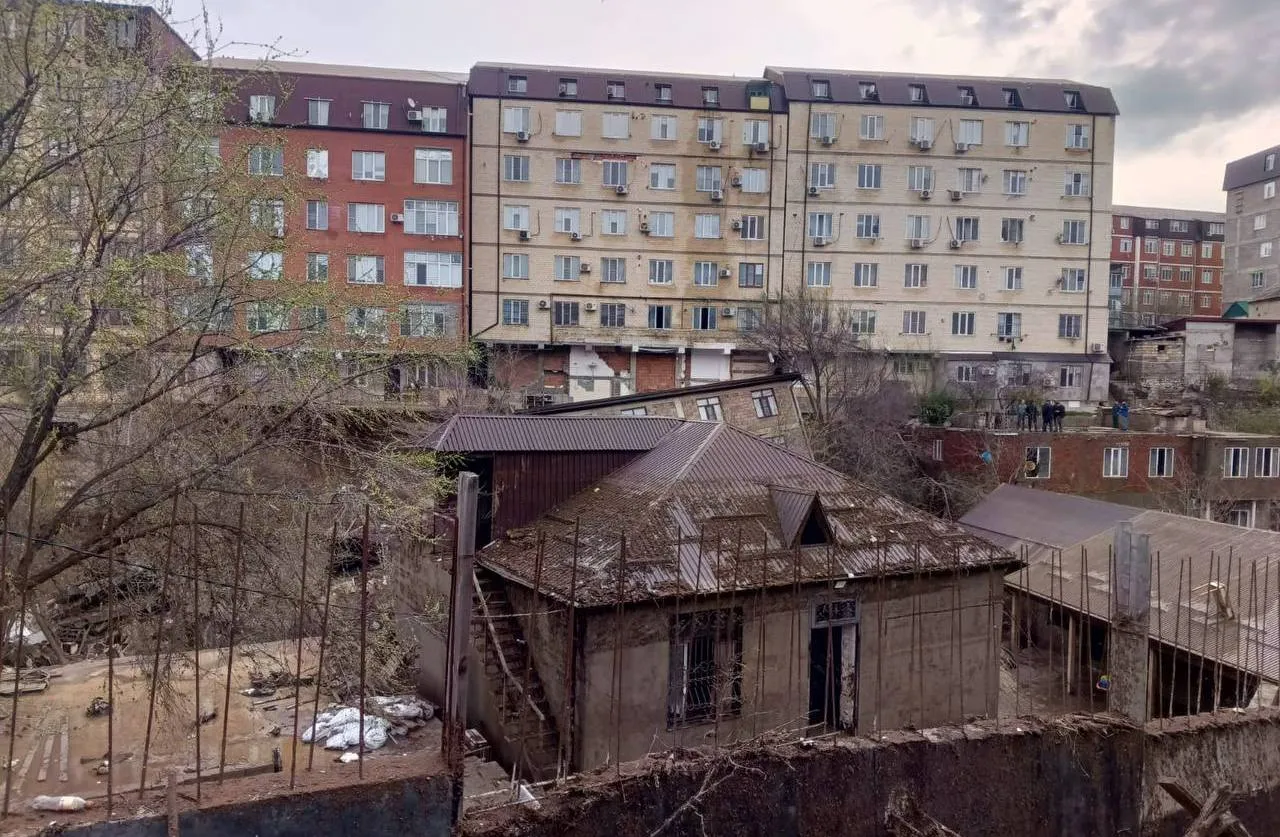 Судья узаконившая дом с обрушившейся пристройкой в Махачкале подала в отставку сегодня внеочередная коллегия судей Дагестана рассматривает вопрос о прекращении её полномочий Отметим что большинство спорного самостроя легализовалось через суды Это и стало причиной внимания к судье Патимат Махатиловой которая в 2013г узаконила МКД рядом с трёхэтажкой которая позже ушла в овраг Сегодня ККС Дагестана решает вопрос о прекращении полномочий судьи Это прецедент И он порождает вопросы ко всей судебной практике возможно имеющей и другие похожие решения В связи с чем полноценный аудит прошлых судов по самостроям был бы логичным и помог бы избежать новых трагедий Судя по отчётам мэрии и Главы РД борьба с самостроями идёт непримиримая Только за 2025г в Махачкале выявлено 253 незаконных капит объекта 78 решений о сносе снесено 34 незаконных объекта Но в том то и дело что рухнула часть именно узаконенного дома Поэтому и нужен аудит по судам Стрелы Казбека СКФО в MAX подписывайся