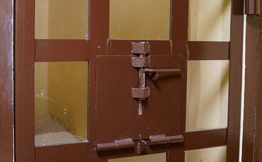 В Туле задержали узбека, находившегося в международном розыске за мошенничество    Мигрант в декабре 2023 года предложил своему знакомому помочь с отменой депортации. За это он получил 130 000 рублей. А в апреле 2024 года уже с другого знакомого он взял 165 тысяч рублей за помощь в получении сертификата на знание русского языка.    На его родине вскрыли схему и возбудили уголовное дело, а фигурант решил скрыться от правосудия в России, конкретно в оружейной столице. Однако не получилось. Привокзальный районный суд отправил его в СИЗО на 40 дней. Далее его передадут правоохранительным органам Узбекистана.