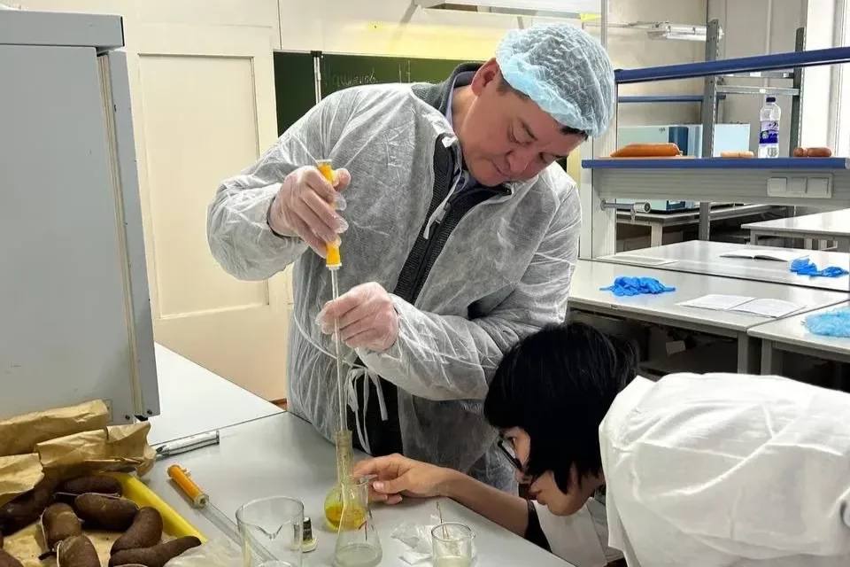 Участник СВО в Якутии планирует открыть цех по переработке пищевой продукции Участник специальной военной операции Михаил Юмаев планирует открыть цех по переработке пищевой продукции в Якутске Также в его в планах на будущее создание фермерского хозяйства Долгое время Михаил возглавлял администрацию микрорайона Марха и села Маган В 2024 году он принял решение поехать защищать Родину в зону специальной военной операции прошёл подготовку в добровольческом отряде Боотур БАРС 2 и подписал контракт с Министерством обороны РФ В составе артиллерийского расчёта он ежедневно выполнял задачи требовавшие предельной точности выдержки и мужества За проявленный героизм и успешное выполнение боевых задач он был награждён медалью За отвагу Луганской Народной Республики После военной службы Михаил обратился в якутский филиал госфонда Защитники Отечества где его социальным координатором стала Туяна Семёновна Узнав о желании ветерана сменить сферу деятельности она предложила ему уникальную возможность пройти обучение по специальности организация фермерского хозяйства в Арктическом государственном агротехнологическом университете АГАТУ в рамках федеральной программы Школа фермера Социальные координаторы филиала госфонда Защитники Отечества оказывают постоянную поддержку консультируют по всем вопросам помогают с трудоустройством и профподготовкой Также через филиал я получил юридическую помощь по земельному вопросу и подал заявку на участие в президентской программе Время героев поделился Михаил Теперь в его планах открыть собственное дело   Следующим шагом для этого станет обучение в образовательном проекте СВОё дело которое пройдёт на площадке филиала госфонда с 16 по 20 марта 2026 года Все новости Яестьновость Обсудить Читайте нас в MAX