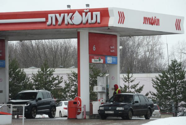 В Румынии заявили о возможности работы бензозаправок ЛУКОЙЛа до апреля 2026 года АЗС российской компании могут законно пополнять запасы и платить зарплаты сотрудникам сообщила министр иностранных дел европейской страны Оана Цою Также разрешаются продажи или прекращение операций с другими операторами Запрещены трансферты любых фондов или прибыли в Россию и это будет зависеть не только от их обещаний мы будем следить за этим непосредственно написала она в соцсети Х Ранее правительство США отменило часть санкций против ЛУКОЙЛа чтобы позволить АЗС компании находящимся за пределами России продолжить работу Эта мера будет действовать до 29 апреля 2026 года Подписаться на Говорит Москва Telegram VK MAX