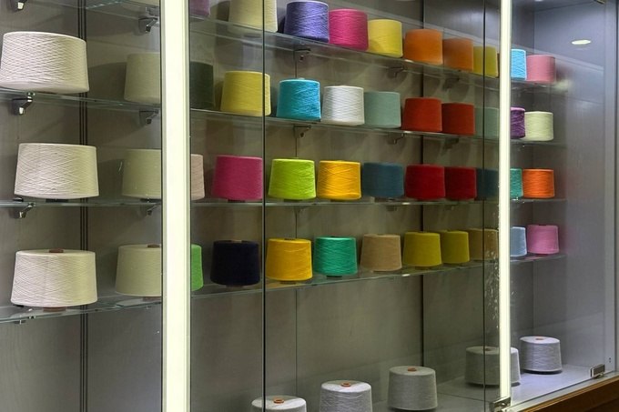 В Узбекистане обнулили пошлины на импорт 82 видов сырья и полуфабрикатов Президент подписал указ который до 1 января 2027 года обнуляет таможенные пошлины на импорт 82 видов промышленного сырья и полуфабрикатов Изначально эти таможенные льготы были введены осенью 2021 года и действовали до 2024 года В перечень вошли материалы для базовой химии полимеры пластмассы и текстильная продукция которая составляет основу списка Также включены изделия из стекловолокна лесоматериалы и технические компоненты включая зажигалки и батарейки