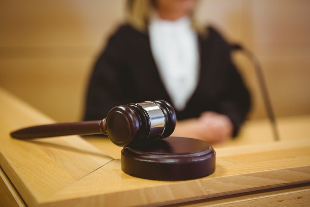Сахалинец 12 лет добивался компенсации после травмы — дело отправлено на пересмотр Житель Южно-Сахалинска, ставший инвалидом после падения на улице, более 12 лет пытался добиться компенсации за услуги по уходу. Суды отказывали, но прокуратура области вмешалась, указав, что мужчина с 2012 года прикован к постели и нуждается в постоянной помощи. Кассационный суд поддержал позицию надзорного органа и направил дело на новое рассмотрение в Сахалинский областной суд. Источник: прокуратура Сахалинской области / Telegram #Местное Прислать новость Буст