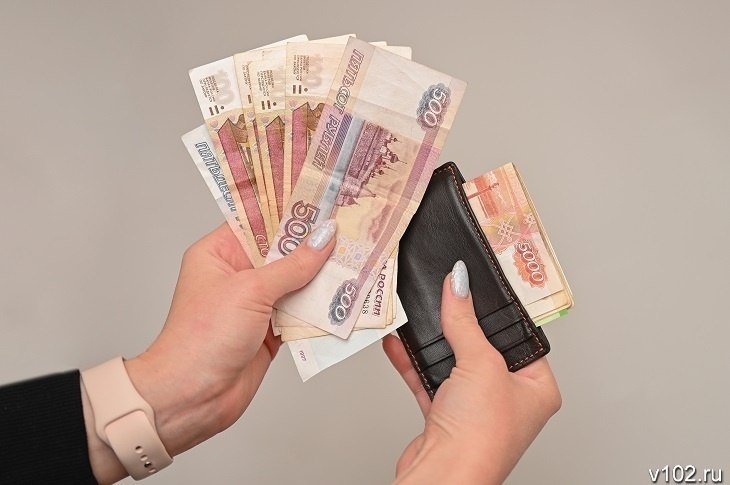 Росстат: средняя зарплата волгоградцев снизилась до 61539 рублей Новые данные о динамике средней зарплаты в Волгоградской области опубликовал Росстат. В феврале она составила 61539 рублей. Это меньше, чем было в январе – 63510 рублей. Однако на 21,4% больше, чем в феврале 2024 года. В целом за январь-февраль в регионе средняя зарплата жителей Волгоградской области составила 62534 рубля. Это на 21,4% больше, чем было в аналогичном периоде прошлого года. Подробнее