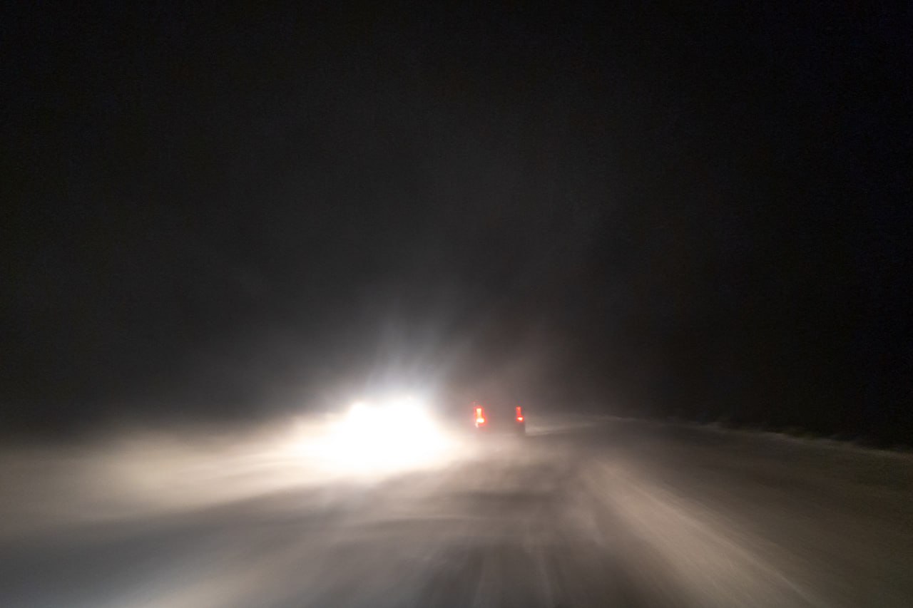 В Самарской области ввели ограничения для грузовиков и пассажирских автобусов Как сообщили в ГАИ из за непогоды с 17 00 субботы 13 декабря этим видам транспорта нельзя выезжать на несколько федеральных трасс В том числе и на подъезды к Самарской области Причина ограничений снег сильный ветер метель и ограниченная видимость В ГАИ не озвучили сроки снятия запретов