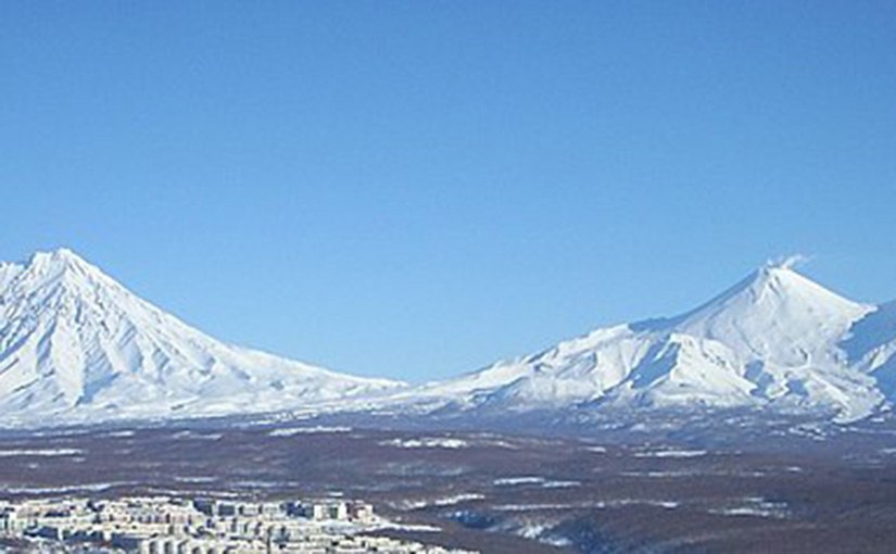 На Камчатке туристка умерла на перевале между вулканами  Группа путешественников застряли у вулкана  На юге Камчатке произошли инциденты с туристами: умерла женщина, шесть туристов застряли так, что к ним поехали спасатели. Подробности по ссылке: