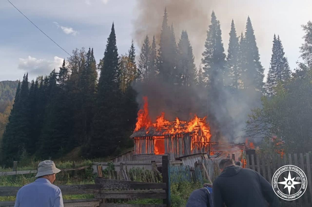 В Белорецком районе пожарным удалось спасти от огня жилой дом и лес.  Горели  надворные постройки в селе Зуяково. Спасатели и добровольцы пожар потушили быстро, не дав ему перекинуться на дом и лесную опушку. Пострадавших нет.     Спутник FM – Уфимская Волна