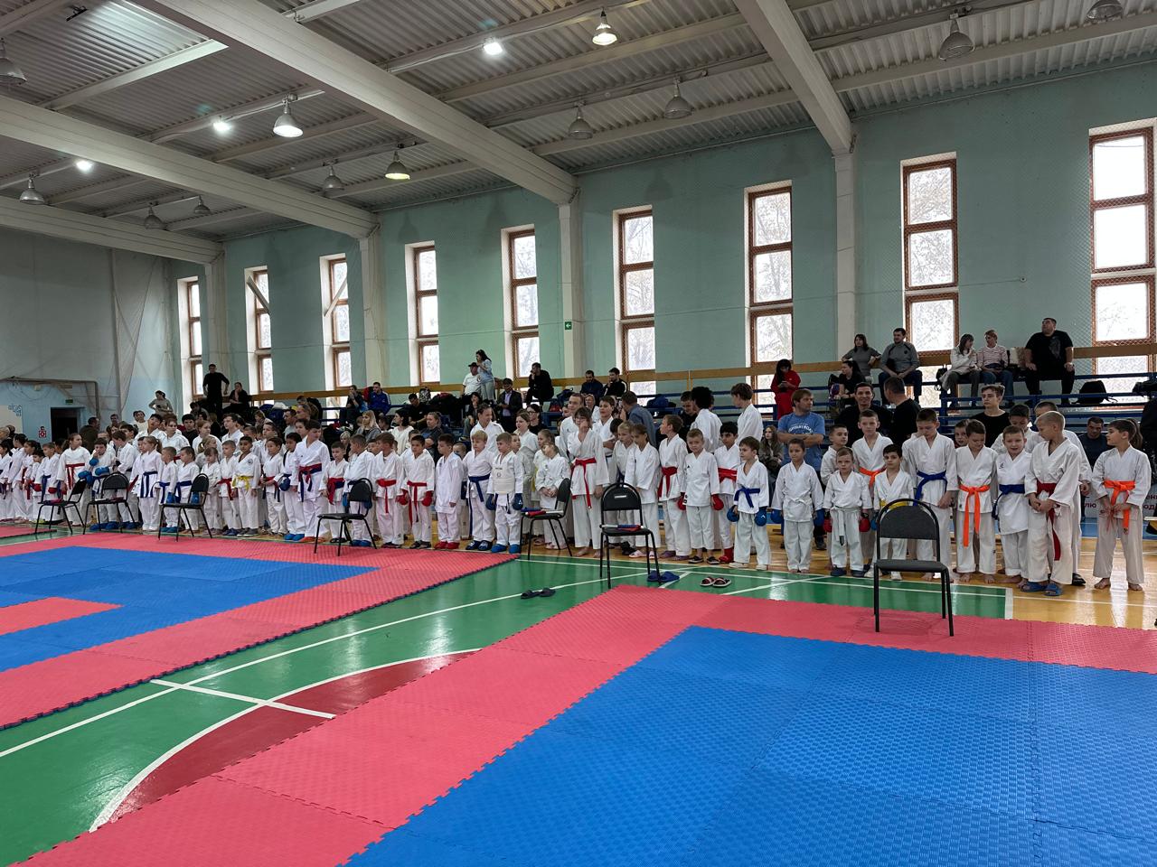 В Волжском 150 спортсменов сражались за медали турнира по карате На днях в Волжском в ФОК Волга прошли региональные соревнования по карате WKF Память в наших сердцах Состязания посвятили памяти героям спортсменам погибшим на СВО Артему Павлущенко и Евгению Бессалову Как рассказали Волжский ру в пресс службе Волжской городской думы участниками стали свыше 150 спортсменов их городов и районов Волгоградской области а также из Астрахани и Сальска Ростовской области Они сражались за медали на трех площадках в разделе ката и кумитэ На открытии турнира побывали депутат Волгоградской областной думы Дмитрий Григоров заместитель председателя Волжской городской думы Валентина Рода а также родители и близкие родственники погибших героев Волжане выступали в составе сборной федерации каратэ Волгоградской области и показали хорошие результаты Подробнее на Волжский ру   www volzsky ru index php wx 16 wx2 81702 ВолжскийРу волжский vlz