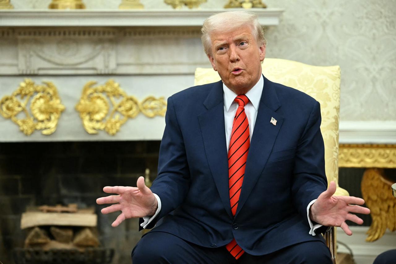 Трамп «почти» исключил идею присоединения Канады военным путем — СМИ Дональд Трамп вновь заговорил о присоединении Канады — на этот раз чуть сдержаннее, но все же не исключил «военного варианта». В недавнем интервью президент США заявил, что считает объединение Штатов и Канады «необходимым», а текущие отношения — убыточными. «Мы субсидируем Канаду на 200 миллиардов долларов 16,6 триллиона рублей в год. Нам не нужны их машины, их лес, их энергия. Нам вообще ничего от них не нужно», — заявил президент США. На вопрос о возможности применения силы против Оттавы Трамп ответил уклончиво: «Думаю, мы до этого не дойдем. Но может случиться». По Гренландии президент высказался прямее: «Нам нужна она для нацбезопасности». Трамп и премьер Канады Марк Карни встретятся уже во вторник, 6 мая. Новый канадский лидер ранее твердо заявил, что страна останется независимой, нравится это Вашингтону или нет. Прислать новость