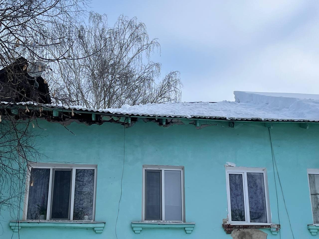В Кунгуре по адресу ул Свободы 177а частично обрушилась крыша многоквартирного дома из за скопления снега Для устранения последствий введён режим повышенной готовности а жильцам предложено временное размещение в маневренном фонде После происшествия управляющая компания приступила к очистке кровли и установила подпирающие устройства для поддержки стропильной системы Подпишитесь на нас в ТГ MAX ВК Прислать материала