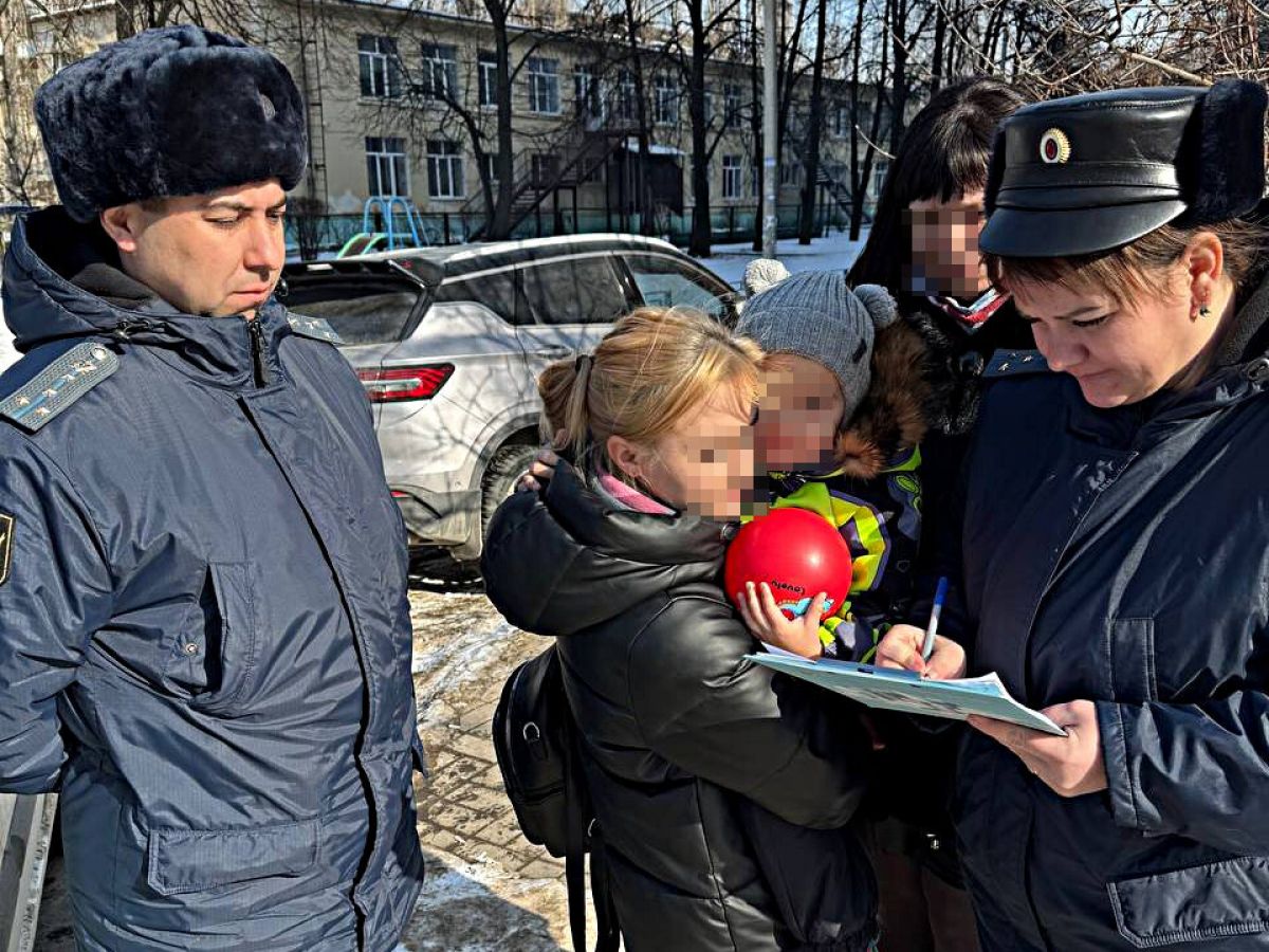 Муж не хотел отдавать  ребенка. После года разлуки мать смогла обнять сына благодаря приставам     Должник тщательно подготовился к визиту — он не повёл сына в детский сад и отправил его вместе с подругой на другую квартиру. Сотрудники службы судебных приставов и работники, обеспечивающие установленный порядок деятельности судов, начали искать женщину через жильцов и управляющую компанию.  ↗  Прислать новость   Подписаться