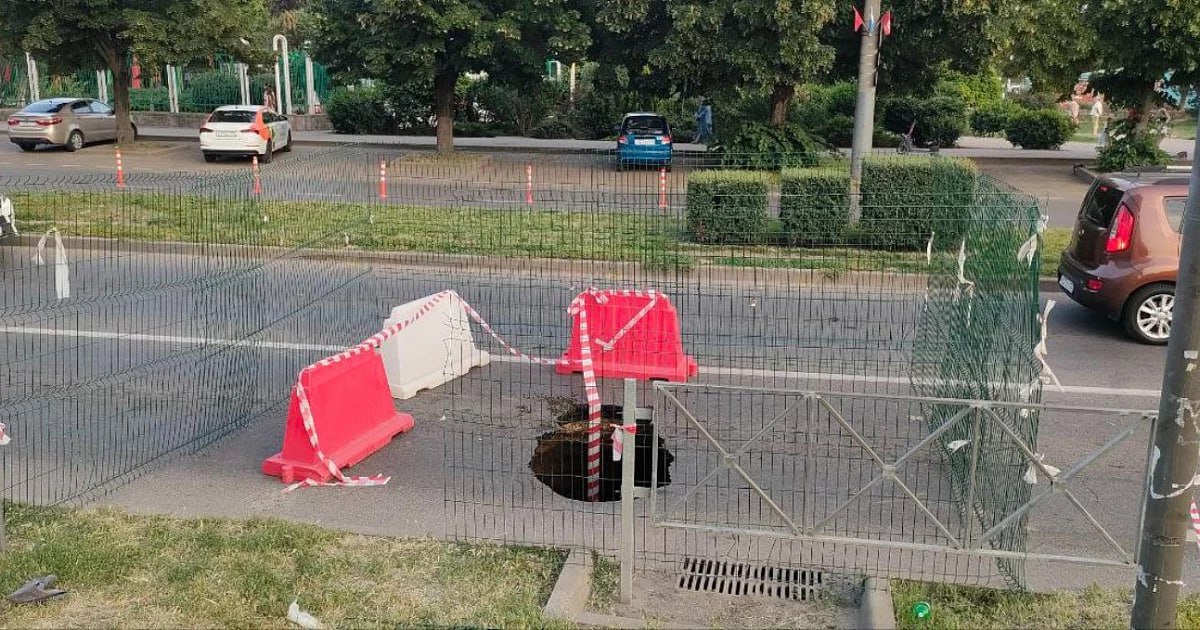 Новый провал на дорогах Краснодара На улице Тюляева, дом 2, произошло обрушение железобетонного коллектора диаметром 600 мм. Глубина провала составила около 7 метров, а его протяжённость — 6 метров. В связи с ремонтными работами на улице Сормовской будет перекрыто движение по двум полосам в направлении улицы Тюляева. Утренний Юг /фото/видео для публикации или заказать рекламу: «Утренний Юг»