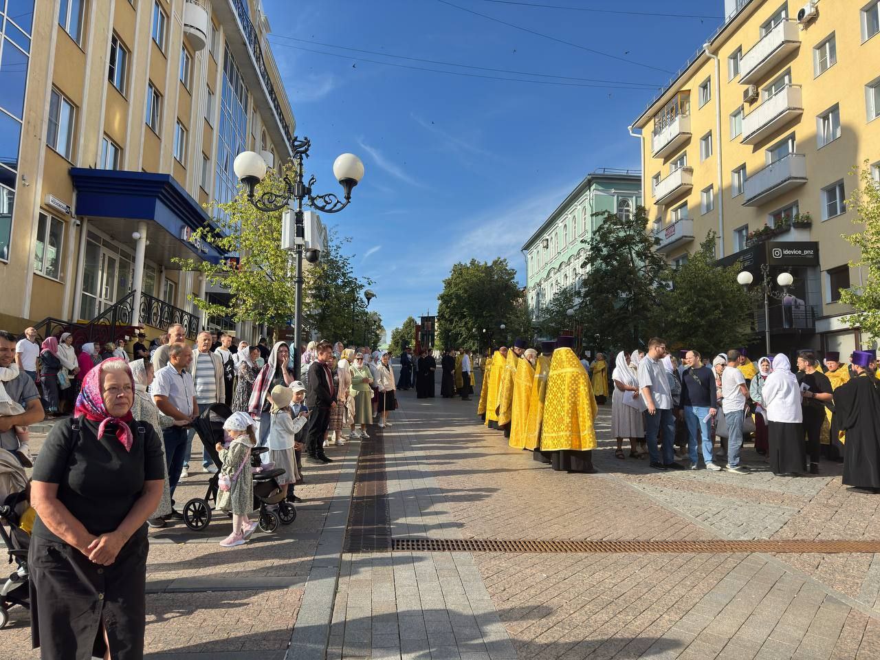 В Пензу 25 июня доставили ковчег с частицей мощей святителя Тихона, Патриарха Всероссийского. У перекрестка улиц Московской и Кураева состоялась торжественная встреча святыни. Оттуда крестным ходом ковчег с мощами перенесен в Спасский кафедральный собор, где он будет находиться до 20:00 26 июня. В дни пребывания святыни в соборе храм будет открыт для посещения ежедневно с 7:00 до 20:00. Поделиться с нами новостью Подписаться