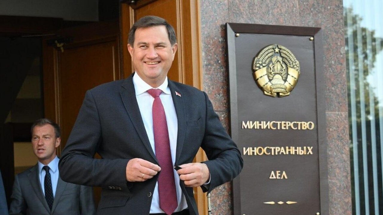 Визит главы МИД Беларуси в Москву Министр иностранных дел Беларуси Максим Рыженков посетит Москву 24 25 ноября по приглашению Сергея Лаврова Он примет участие в ежегодном заседании коллегии МИД России и Беларуси На встрече планируется обсудить двусторонние вопросы сотрудничество в международных организациях и интеграционных объединениях Особое внимание уделят совместным действиям по защите интересов союзных государств в условиях внешнего давления Такие заседания проходят ежегодно поочередно в Москве и Минске а по итогам министры традиционно проводят брифинг для СМИ Разговоры на кухне