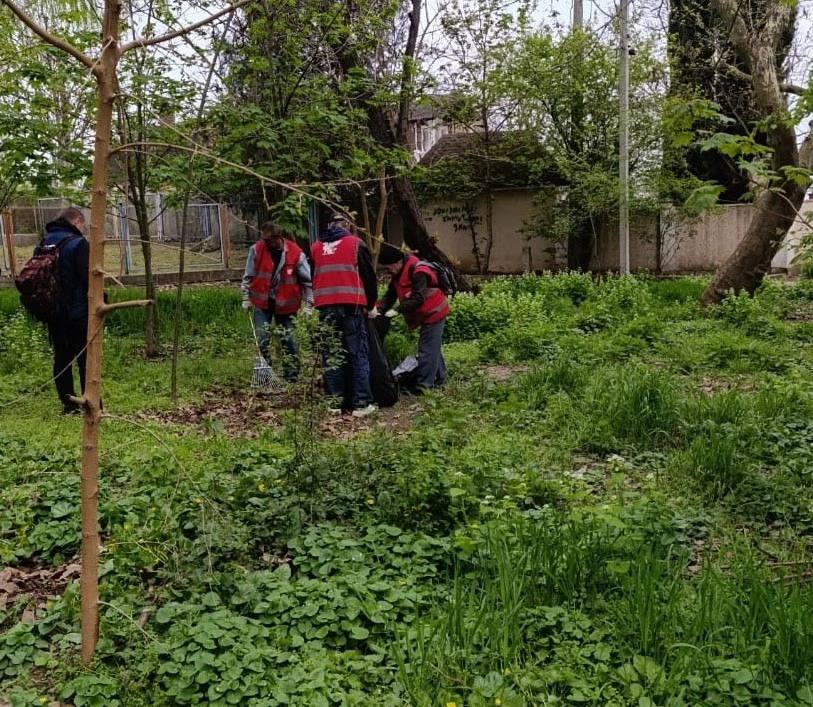 Скошенную траву и серые зоны в Керчи чистят Уборка продолжается Уборщики выходят на газоны после косарей, убирают скошенную траву. Уже потрудились в переулках Юннатов и Корабельном, на улицах Кошевого, Курортной и смотровой площадке рядом. Продолжается плановая очистка межквартальных пространств –территорий, не относящихся к многоквартирным домам. Бригады убирают участки на Верхнем и Нижнем Солнечном, на улицах Орджоникидзе, Курортной, Ульяновых, Поветкина. "Работы проводятся в рамках подготовки к летнему сезону, чтобы навести порядок в разных уголках города. Особое внимание уделяется очистке и вывозу мусора в зонах, где он скапливался годами",- сообщили в администрации. Просим жителей соблюдать чистоту и не оставлять отходы на улицах, чтобы совместными усилиями сохранить порядок и красоту города.