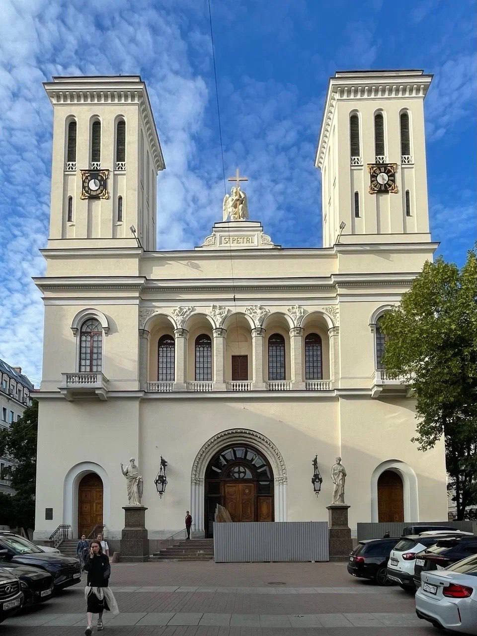 Реставрация объектов культурного наследия — культовых зданий Санкт-Петербурга получила Гран-при и Золотой диплом в номинации «Реализованные программы, направленные на сохранение объектов архитектурного и ландшафтного наследия» конкурса «Культурное наследие регионов России» фестиваля «Архнаследие» В Петербурге более 350 памятников культовой архитектуры. В столице Российской империи строились как православные, так и иноверческие храмы. В их архитектуре отражены различные стили и художественные направления. С начала 2000-х годов в Петербурге последовательно формируется система мероприятий по их возрождению. В период с 2004 по 2024 год восстановлено более 80 храмов и культовых сооружений различных конфессий за счет городского и федерального бюджетов, а также внебюджетных источников, в том числе по программе КГИОП – 57 объектов на общую сумму 12,7 млрд. рублей. С 2016 года на конкурсной основе религиозным организациям из городского бюджета предоставляются субсидии: за этот период их общий объем составил 611,6 млн. рублей. Этот уникальный опыт активно изучается и применяется в других субъектах России. В процессе реставрации религиозных объектов петербургскими реставраторами разработаны новые или возрождены исторические методики консервации, обработки и изготовления конструкций и элементов художественной отделки из натурального камня, металлов, живописи, дерева, керамики, витражей и др. Петербургскую программу реставрации культовых зданий на «Архнаследии» представила начальник отдела реставрационных программ КГИОП Павлина Юдина. В конкурсе “Культурное наследие регионов России» приняли участие Владимирская область, Красноярский край, Ленинградская область, Москва, Нижегородская область, Оренбургская область, Псковская область, Рязанская область г. Рязань , Самарская область, Республика Татарстан, Тюменская область, Ямало-Ненецкий автономный округ, Ярославская область г. Рыбинск . # Архнаследие