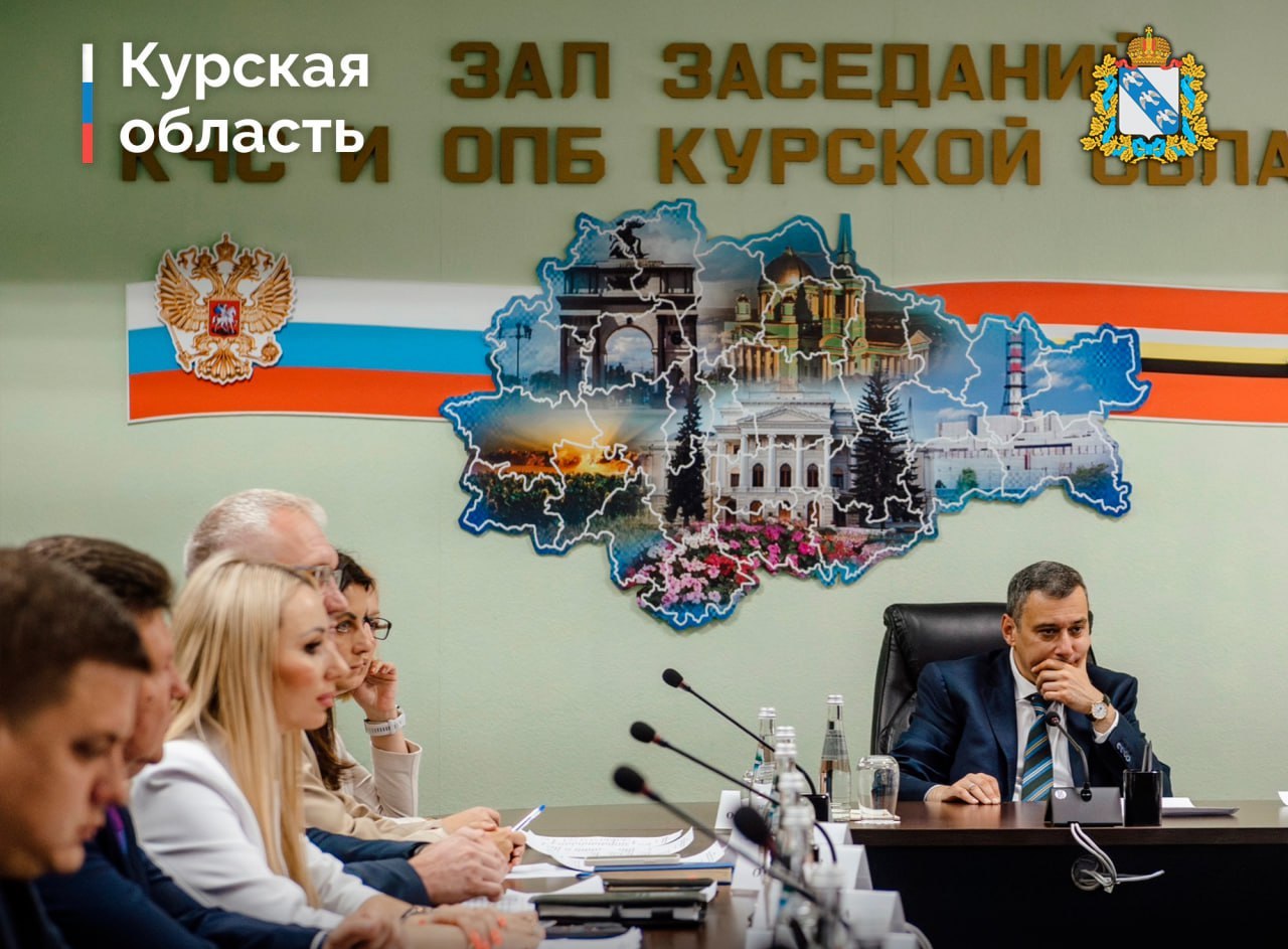 Завершен первый этап проекта по внедрению в Курской области аппаратно программного комплекса Безопасный город Работу ключевых модулей видеонаблюдения и видеоаналитики продемонстрировали врио губернатора Александру Хинштейну Отмечено что в рамках первого этапа развернуты программно аппаратные средства интегрированы несколько тысяч городских камер и камер домофонов многоквартирных домов Всего в регионе свыше 6 тысяч домофонов которые поэтапно будут модернизировать и внедрять в систему Программа может помочь находить как злоумышленников так и пропавших без вести людей Система автоматически выполняет поиск по базе и выдает появления человека в зоне покрытия камерами Это позволяет не только найти человека но и проанализировать всю траекторию его передвижений В рамках второго этапа в систему будут интегрированы еще 2 тысячи камер Их установят на территории учреждений образования культуры здравоохранения парков скверов и прочих мест массового пребывания людей Фото ВК Курская область
