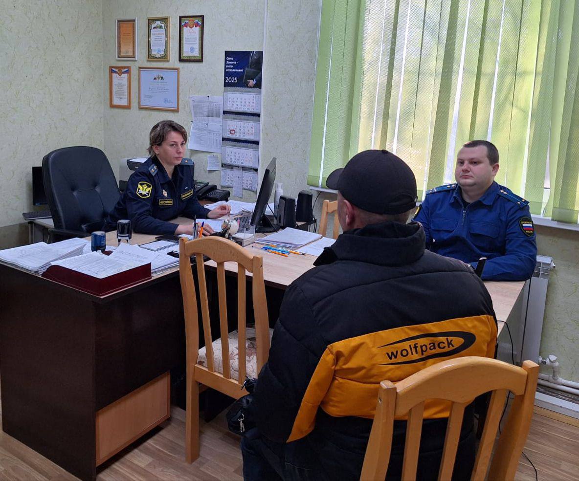 В прокуратуре Отрадненского района проведен тематический личный прием граждан   Старшим помощником прокурора Отрадненского района совместно с  руководителем районного отделения ГУ ФССП России по краю проведен тематический прием по вопросам соблюдения законодательства об исполнительном производстве при обращении взыскания на денежные средства социально незащищенных категорий граждан.   Заявители обратились по вопросам взыскания алиментов, по вопросам обращения взыскания на доходы, в отношении которых установлены ограничения размеров удержаний и другим вопросам.   Все обращения взяты на контроль, организована тщательная проверка всех доводов.