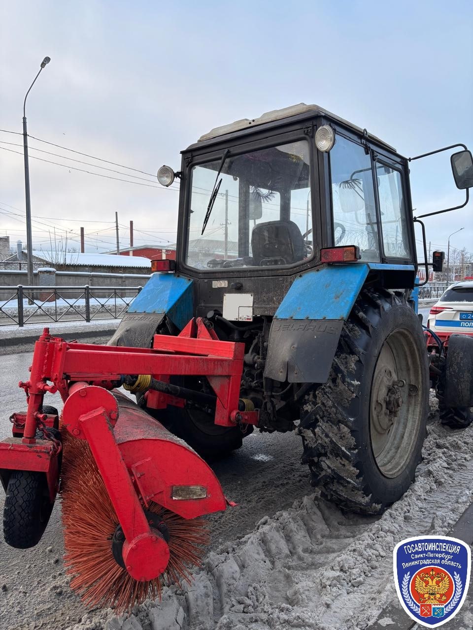 В Петербурге задержан тракторист с поддельными правами.  Уборка Автомобильной улицы оказалась под угрозой, когда в начале января экипаж ДПС остановил для проверки трактор «Беларус». За рулем находился 35-летний мигрант.  Его водительское удостоверение вызвало подозрение у инспекторов. После проверки оказалось, что документ фальшивый.  Когда же во время оформления протокола тракторист попытался дать полицейским взятку в 10 тыс. рублей, разговор перестал бы томным. Тракториста арестовали.