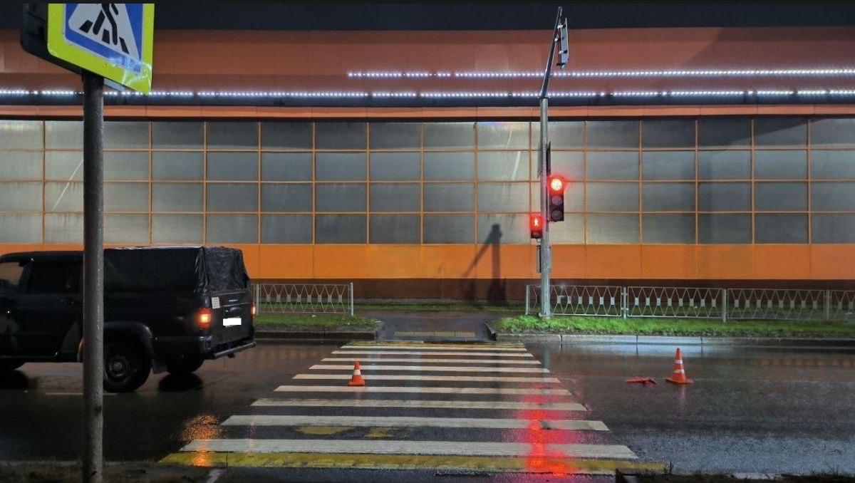 Пенсионерка переходила дорогу на зеленый но это ее не уберегло УАЗик сбил 64 летнюю вартовчанку на пешеходном переходе на Ленина у ТЦ Уют Женщина получила травмы nv86 me vk com nv86ru ok ru nv86 ru