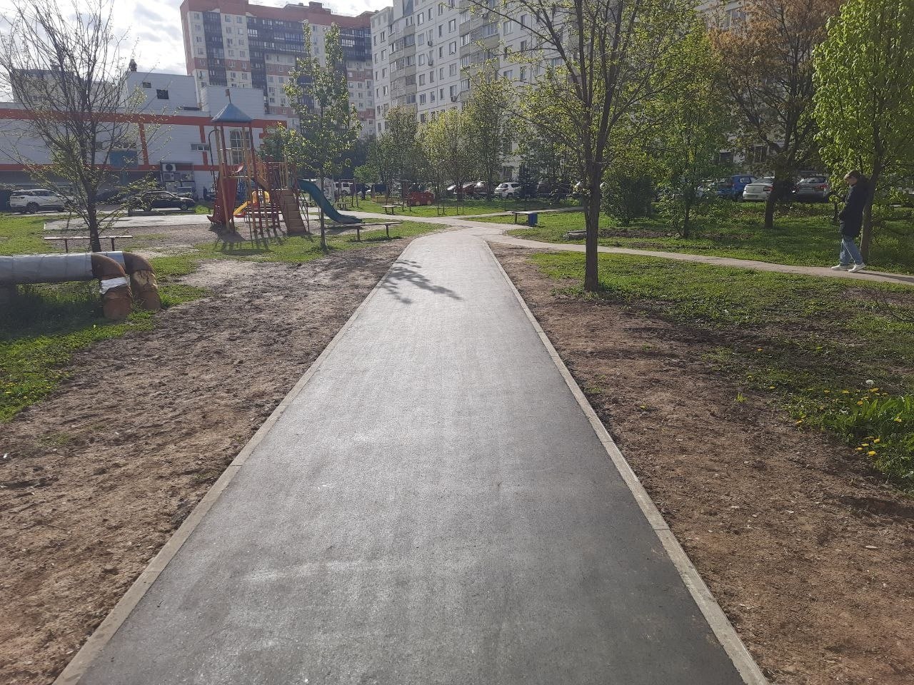 В Долгопрудном завершается благоустройство «народных троп» В этом году в Долгопрудном на 14 «народных троп» станет меньше. Натоптанные жителями стихийные пути благоустраивают и превращают в комфортные пешеходные дорожки. 12 тропинок уже готовы. Сейчас работы ведутся на участке от дома 4 на улице Нагорная до дома 16Б на Лихачёвском шоссе. На следующей неделе рабочие приступят к завершающему этапу - асфальтированию дорожки от дома 4 на бульваре Космонавта Сереброва до дома 9, корпус 1, на Новом бульваре. Благоустройство выполняется в рамках программы «Формирование комфортной городской среды» и национального проекта «Инфраструктура для жизни». Места выбираются вблизи социальных объектов с высоким пешеходным трафиком и с учётом обращений горожан. Свои предложения по благоустройству «народных троп» жители Долгопрудного могут направлять на электронную почту администрации округа: dolgo .ru. #ПеременывДолгопрудном #долгопрудный #подмосковье #пешком #благоустройство #народнаятропа #будьвкурсе
