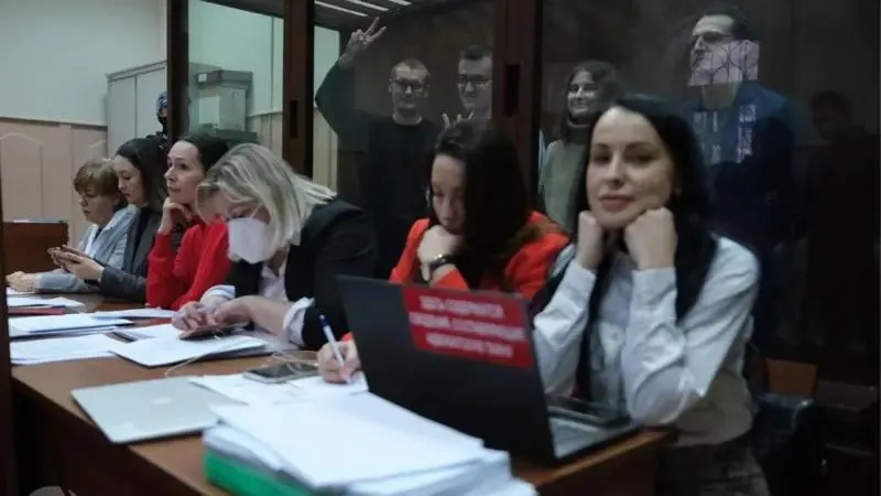 Активистов Весны приговорили к срокам от 6 до 12 лет Суд в Петербурге приговорил шестерых активистов движения Весна к реальным срокам Самый большой срок получила студентка из Новосибирска Анна Архипова 12 лет лишения свободы Яну Ксенжепольскому назначили 11 лет Василию Неустроеву 10 лет Павлу Синельникову 7 5 года Евгений Затеев и Валентин Хорошенин получили по 6 лет и 2 месяца Движение Весна в России признано экстремистской организацией и внесено в реестр иноагентов После начала войны в Украине его участники участвовали в антивоенных акциях и протестах против мобилизации Следствие вменяло фигурантам участие или организацию экстремистского сообщества а также ряд дополнительных обвинений от фейков об армии до призывов к действиям против безопасности государства Самый широкий набор обвинений предъявили Архиповой по семи статьям В основу дела легли около 90 публикаций движения включая анонсы акций Обвинение не доказало авторство конкретных постов заявив что они публиковались с молчаливого согласия всех участников Ранее прокуратура запрашивала для обвиняемых сроки от 8 до 13 лет колонии