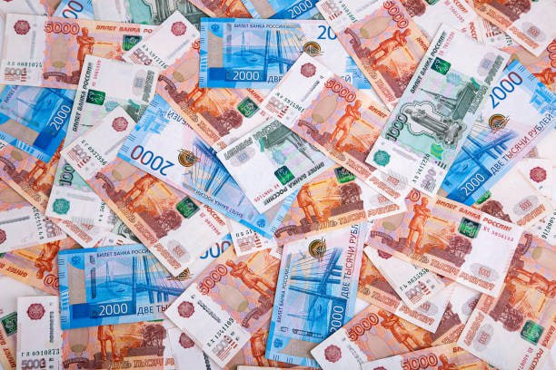 За последнюю неделю после очередного снижения ключевой ставки средние ставки по вкладам опустились до минимального значения за последние два года Средняя ставка по вкладам на срок шесть месяцев снизилась до 13 97 процента это наименьшее значение за полтора года а для срока на один год стабилизировалась на отметке 12 8 процента