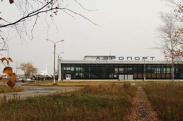 Аэропорт Комсомольска на Амуре перешел в собственность Хабаровского края Аэропорт Комсомольска на Амуре аэродром Хурба второго по размеру города в Хабаровском крае перешел в собственность региона Об этом сообщает Интерфакс со ссылкой на пресс службу краевого правительства 22 января аэропорт передан нашему региону и зарегистрирован как краевая собственность заявила зампред правительства края по инфраструктуре Ирина Горбачева Отмечается что по поручению губернатора Дмитрия Демешина министерство транспорта и дорожного хозяйства края готовит концепцию реконструкции аэропорта aviaru net n292479