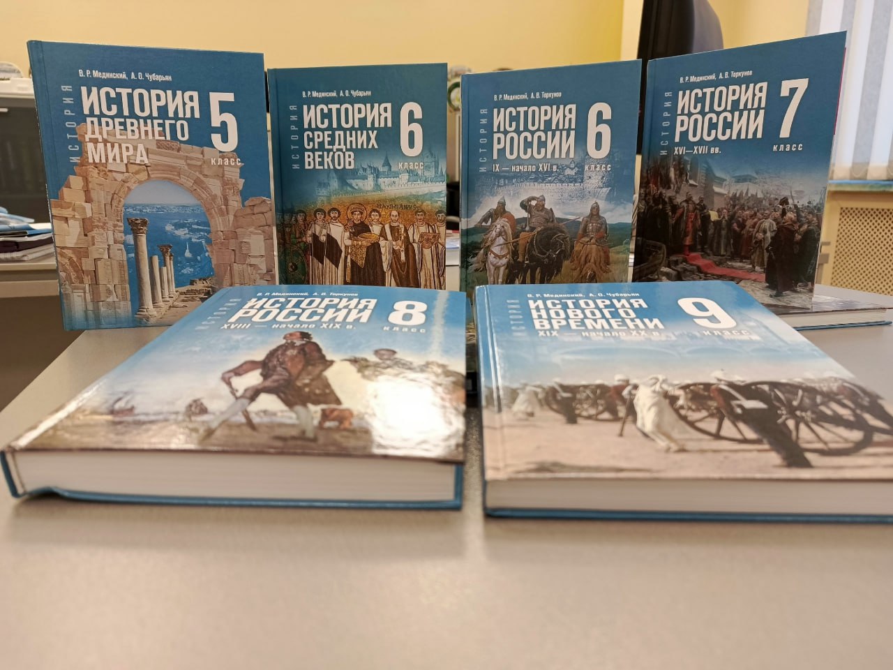 Изданы новые учебники истории С 1 сентября ученики 5–9 классов начнут заниматься по обновлённым учебникам. В 10–11 классах и колледжах уже используют госстандартные пособия — теперь очередь средней школы. «Даже на уровне обложек можно оценить концептуальность подхода к изложению материала. На обложке учебника по истории Нового времени за 9 класс: картина Василия Верещагина "Подавление индийского восстания британцами"», — рассказал министр образования и науки региона Александр Аникеев. Прислать новость Заказать рекламу