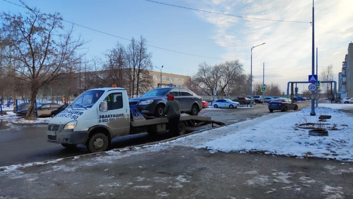 В Сухом Логу папа с признаками алкогольного опьянения вез ребенка в садик  Его задержали за нарушение правил перевозки ребенка и отказ от медосвидетельствования. Сотрудники ГИБДД остановили автомобиль Skoda Octavia, которым управлял 39-летний местный житель. Мужчина перевозил шестилетнего ребенка в детский сад, не соблюдая требования ПДД: малыш находился на заднем сиденье без автокресла, сидя на поролоновой подушке. В отношении его был составлен административный протокол по ч. 3 ст. 12.23 КоАП РФ.  Кроме того, у водителя были выявлены признаки опьянения, однако он отказался пройти проверку. Это стало основанием для составления второго протокола по ст. 12.26 КоАП РФ.  Фото: Госавтоинспекция Свердловской области   «Уральский меридиан»