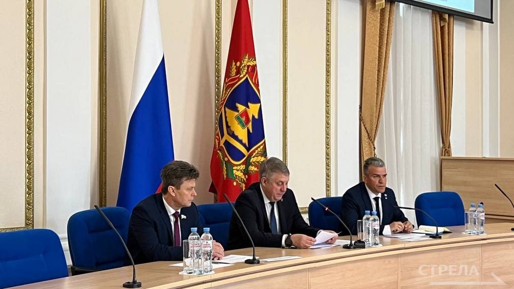 Сегодня, 16 мая, в областном центре прошло заседание общественного совета проекта «Брянские Герои». Старт данному проекту был дан главой региона Александром Богомазом 18 декабря 2024 года. Проект «Брянские Герои» предусматривает предоставление дополнительных мер социальной поддержки для участников и ветеранов специальной военной операции. Подробнее - в материале РИА «Стрела» Фото: РИА Стрела