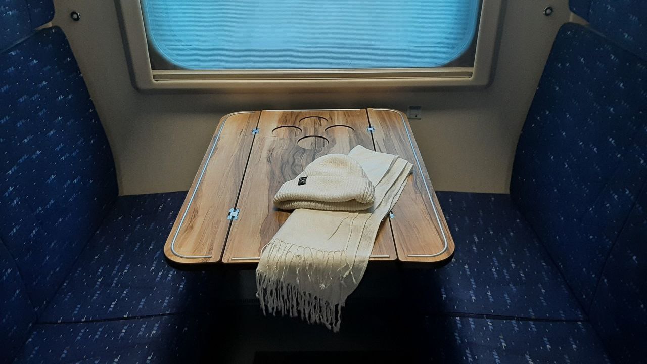 Где находится глюкофон Более 6 1 тыс личных вещей забытых пассажирами в уральских поездах дальнего следования вернули владельцам в 2025 году благодаря специальному сервису на сайте РЖД В январе 2026 года 330 вещей Чаще всего пассажиры оставляют в вагонах предметы одежды электронные гаджеты и зарядные устройства к ним документы и детские игрушки   Зимой в лидерах потеряшек шарфы и варежки Встречались в январе и необычные предметы музыкальный инструмент глюкофон фехтовальная маска рулон воздушно пузырьковой пленки Как найти оставленную в поезде вещь 1  Зайти на сайт РЖД в раздел Услуги и сервисы 2  По ссылке Поиск забытых вещей оставить электронную заявку с описанием предмета и места в вагоне где он предположительно был оставлен Указать контактные данные 3  Ответ придет на электронную почту указанную при составлении заявки