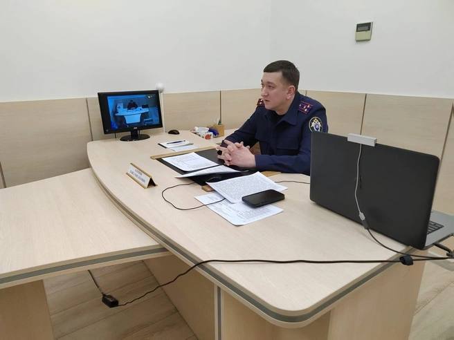 У Самарского СУ СКР обновилось руководство. После полутора лет «безвластия» первым руководителем назначен генерал-майор юстиции Павел Олейник на фото , а его первым заместителем назначен генерал-майор юстиции Михаил Ламонов. Оба офицера вышли на новое место службы 9 июня и начали знакомиться с коллективом. Генерал-майор юстиции Павел Олейник родился в 1981 году в Энгельсе Саратовской области. В 2003 году окончил Саратовскую государственную академию права. С 2005 года находился на службе в органах прокуратуры, в 2007 году перешел в Следственный комитет, работал в Москве, Санкт-Петербурге, Московской, Нижегородской и Саратовской областях, в том числе был директором Нижегородского филиала Санкт-Петербургской академии Следственного комитета России. Имеет ученую степень кандидата юридических наук. С октября 2020 года генерал-майор юстиции Павел Олейник был первым заместителем руководителя СУ СКР по Татарстану. Генерал юстиции Михаил Ламонов руководил контрольно-криминалистическим управлением ГСУ СКР по СКФО, в Самару перевелся с должности замначальника ГСУ СКР по Северо-Кавказскому федеральному округу.
