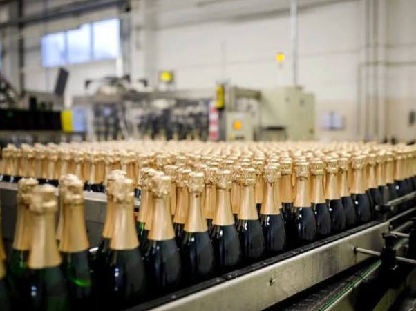 На Кубани производство алкоголя выросло а потребление снизилось Производство алкоголя в крае за первые 9 месяцев 2025 года выросло на 14 3 достигнув 998 млн литров Винодельческая продукция увеличилась на 8 4 пиво на 12 7 другие виды алкоголя на 16 5 В то же время розничные продажи алкоголя сократились на 10 7 до 276 9 млн литров что на 33 млн литров меньше чем в 2024 году Кубанские Новости Мы в MAX