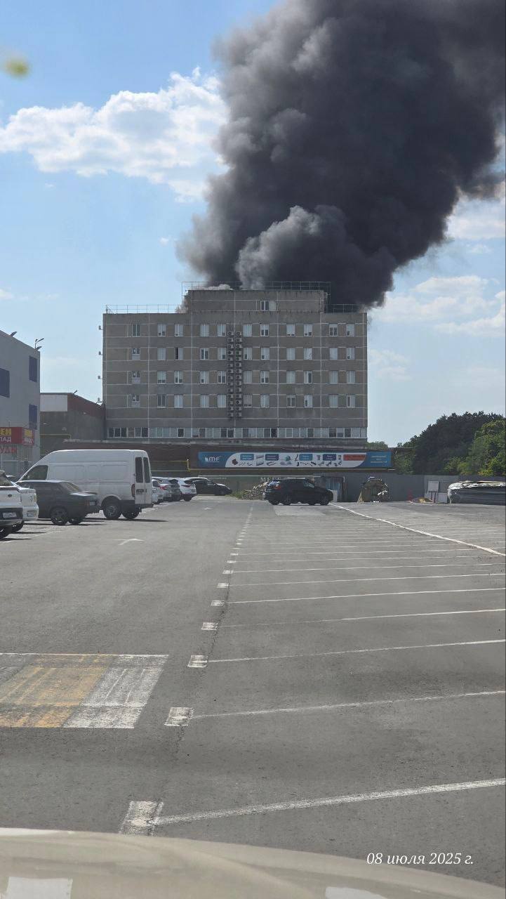 Еще кадры пожара на улице Орской, 31В — со стороны 1-й Верной, от нашего читателя. Горят склад и офисное здание. Площадь пожара – 2 тысяч квадратных метров. По предварительной информации, погибших и пострадавших нет. Ликвидацией огня занимаются 53 пожарных.