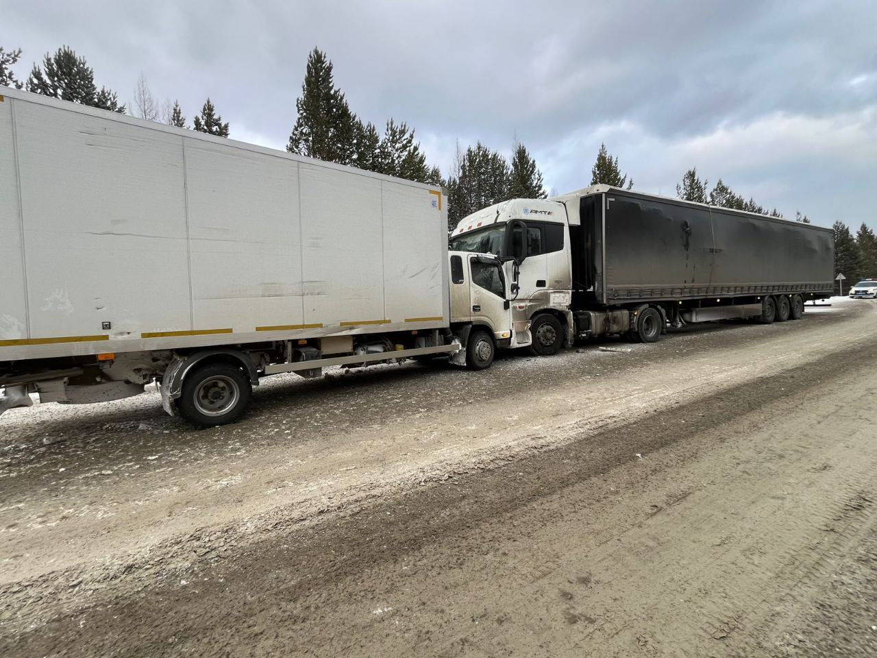 Две фуры столкнулись лоб в лоб на трассе Байкал в Забайкалье Авария произошла в Улётовском округе на федеральной трассе Р 258 Байкал участок Иркутск Чита 865 й км По предварительным данным в результате столкновения причинён материальный ущерб Сотрудники полиции устанавливают причины и обстоятельства аварии   zabnews ru l 65500   Подписаться в MAX