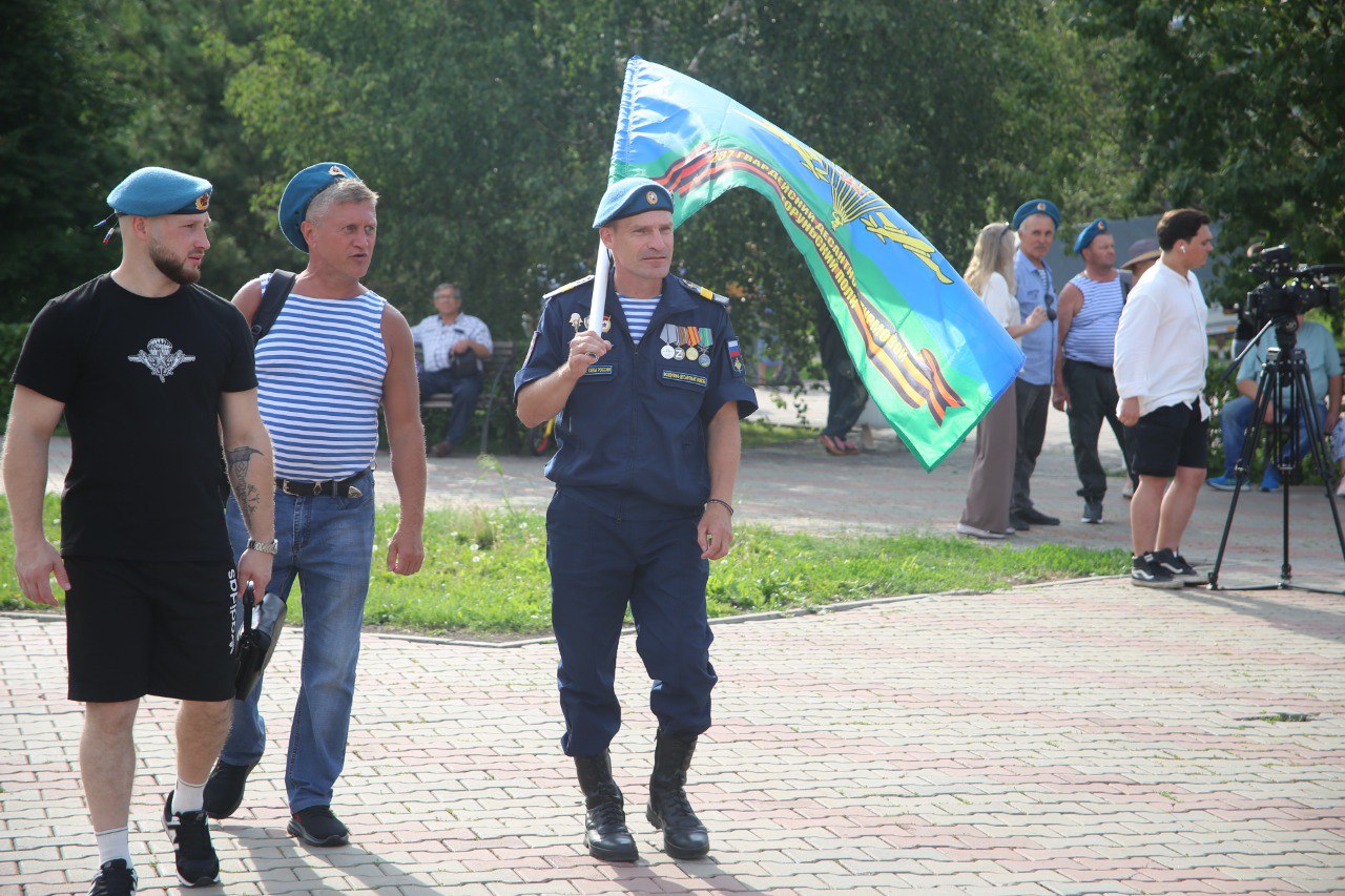 В Красноярске 2 августа отметят День Воздушно-десантных войск. В этом году ВДВ исполняется 95 лет. Форма одежды, как говорится, желательна, но не обязательна. Начало традиционное: в 10 часов – возложение цветов и венков к памятнику воинам-интернационалистам на Поклонной горе. Затем сбор всех причастных к событию, с семьями – в 14:30 часов в парке 400-летия Красноярска. Там будут работать развлекательные локации. Гости смогут показать свою силу, ловкость и удаль молодецкую. Будет концерт и в целом все очень интересно.