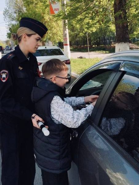  Сотрудники Госавтоинспекции Самарской области ведут активную профилактическую работу с населением, направленную на сокращение уровня дорожно-транспортных происшествий с участием несовершеннолетних. Так, в Новокуйбышевске госавтоинспекторы совместно с руководителем Центра профилактики детского дорожно-транспортного травматизма Еленой Щегловой, родительским патрулем, представителями Движения первых и ЮИД провели профилактическое мероприятие с водителями и пешеходами, в ходе которого рассказывали о необходимости соблюдения Правил дорожного движения, об обязательном использовании ремней безопасности и специальных удерживающих устройств при перевозке детей в салоне автомобиля, о важности применения светоотражающих элементов.