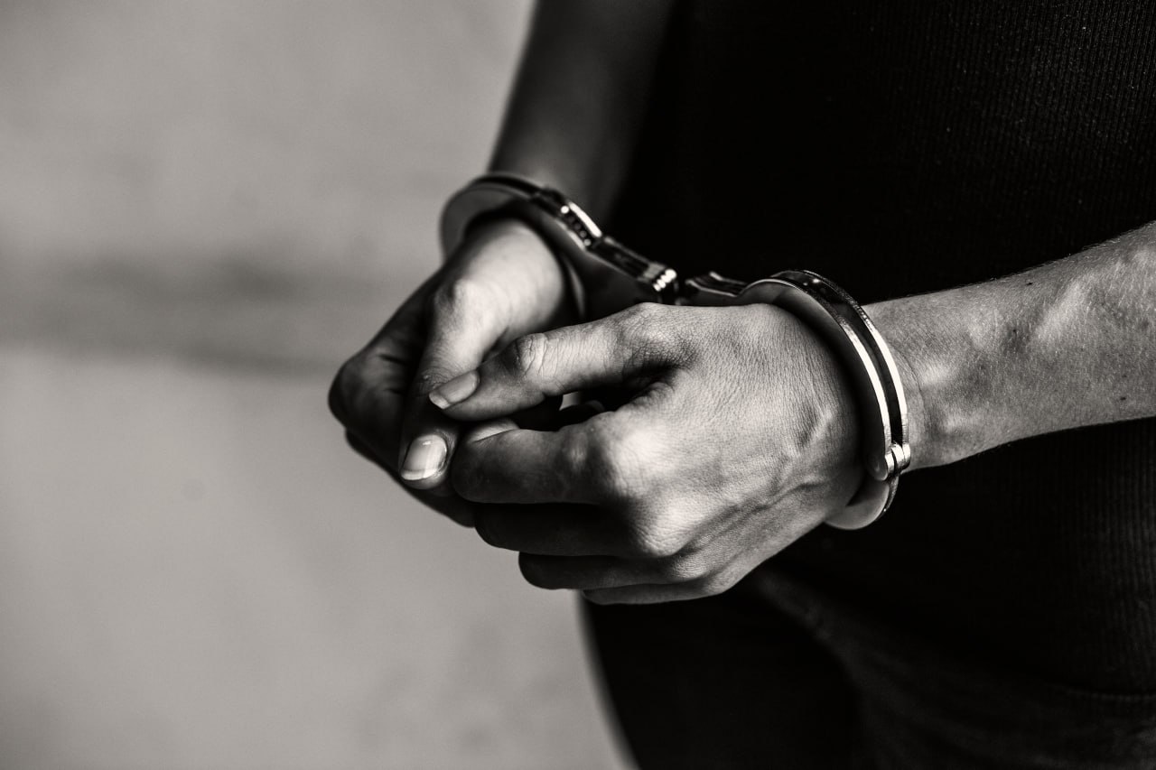 Друг по переписке ограбил жителя Кисловодска на 1,2 млн рублей 38-летний житель города-курорта искал себе друга: ведь все мы знаем, как для простого работяги важна крепкая мужская дружба. Чтобы задний привод машины не скучал в гараже в ожидании ещё одной пары рук, ставрополец зарегистрировался на сайте знакомств, где начал переписываться с неизвестным. Новый знакомый вместо того, чтобы разделить нелёгкие будни кисловодчанина в гараже, на рыбалке и за бутылочкой пенного, сразу начал выяснять, сколько тот зарабатывает и что у него за дом. Друг по переписке не стал дожидаться повода и назначил встречу в городе. Однако сразу после уверенного рукопожатия незнакомец избил мужчину, достал ствол предмет, на него похожий , приставил к виску и заставил назвать пароли от телефона и банковского приложения. Оттуда мужик перевел себе 1,2 млн рублей. Товарищ задержан — это 27-летний рецидивист из села одной из соседних республик. Дружба по переписке окончилась возбуждением дела за разбой, сообщили в краевом главке. Фото: ru.freepik.com В курсе Новости Ставрополья предложить новость