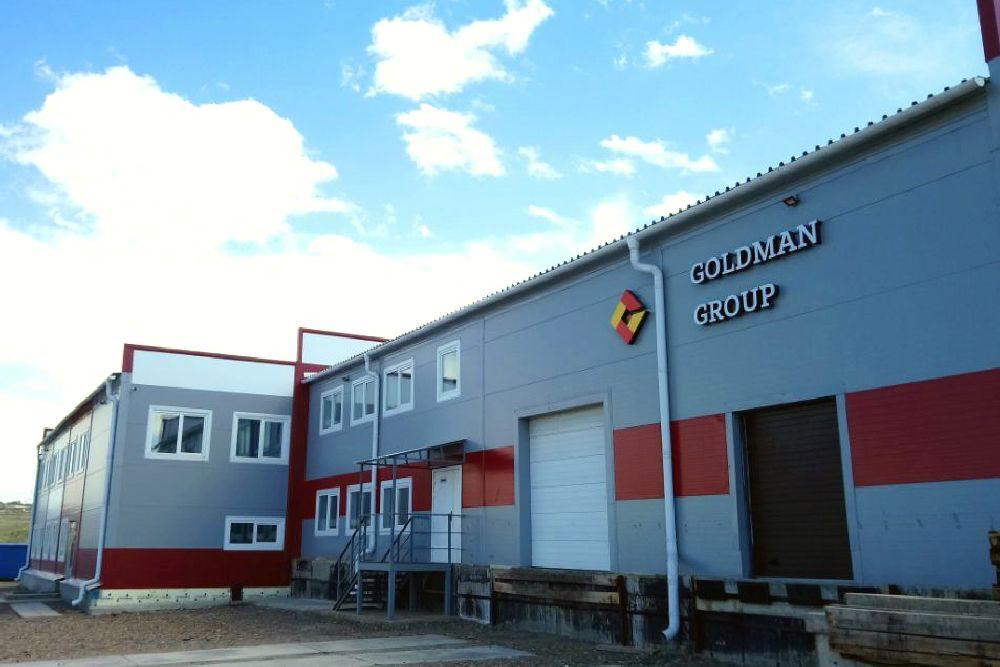 Имущество краноярского агрохолдинга Goldman Group Романа Гольдмана выставлено на продажу. Соответствующее объявление опубликовано конкурсным управляющим на Федресурсе.   Всего в лот входят 16 объектов, среди которых земельный участок площадью 20,8 тыс. кв.м и объекты недвижимости, находящиеся на улице Семена Давыдова в Красноярске. Начальная цена лота составляет 58,2 млн рублей. Прием заявок стартует 24 февраля 2025 г. Итоги открытого аукциона будут подведены 4 апреля. Все имущество находится в залоге у Сбербанка.   Напомним, в конце декабря 2024 года по иску Сбербанка агрохолдинг экс-депутата Романа Гольдмана был признан банкротом. Общая сумма исковых требований кредиторов составляет около 2 млрд рублей, из которых 614,4 млрд рублей — требования Сбербанка. Ранее банкротами были признаны также другие компании агрохолдинга: ООО «Объединениеагроэлита», ООО «Сибнефтьрезерв» и ООО «ТД Мясничий».   Сам Роман Гольдман покинул Россию еще в октябре 2023 года и сейчас находится в федеральном розыске. В отношении него ведется следствие по двум уголовным делам — о мошенничестве в особо крупном размере, связанном с ООО «Управление агроактивами», и о мошенничестве со средствами пайщиков сельхозпотребкооператива «Агро Вклад».